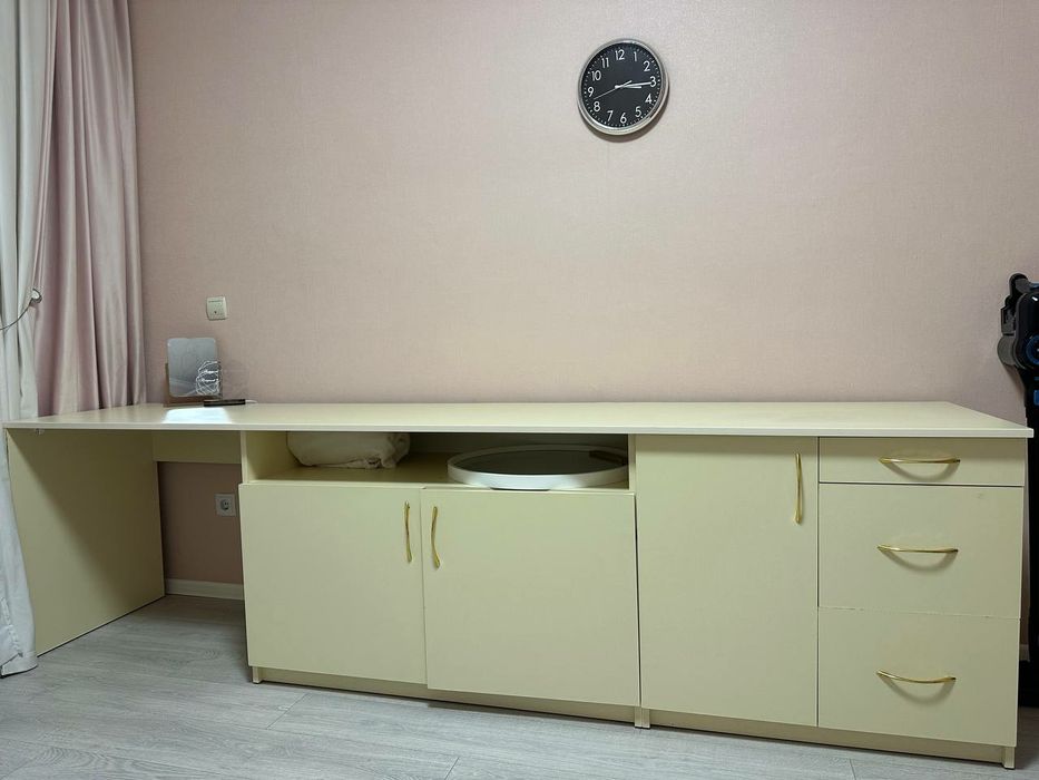 Сучасний якісний стіл