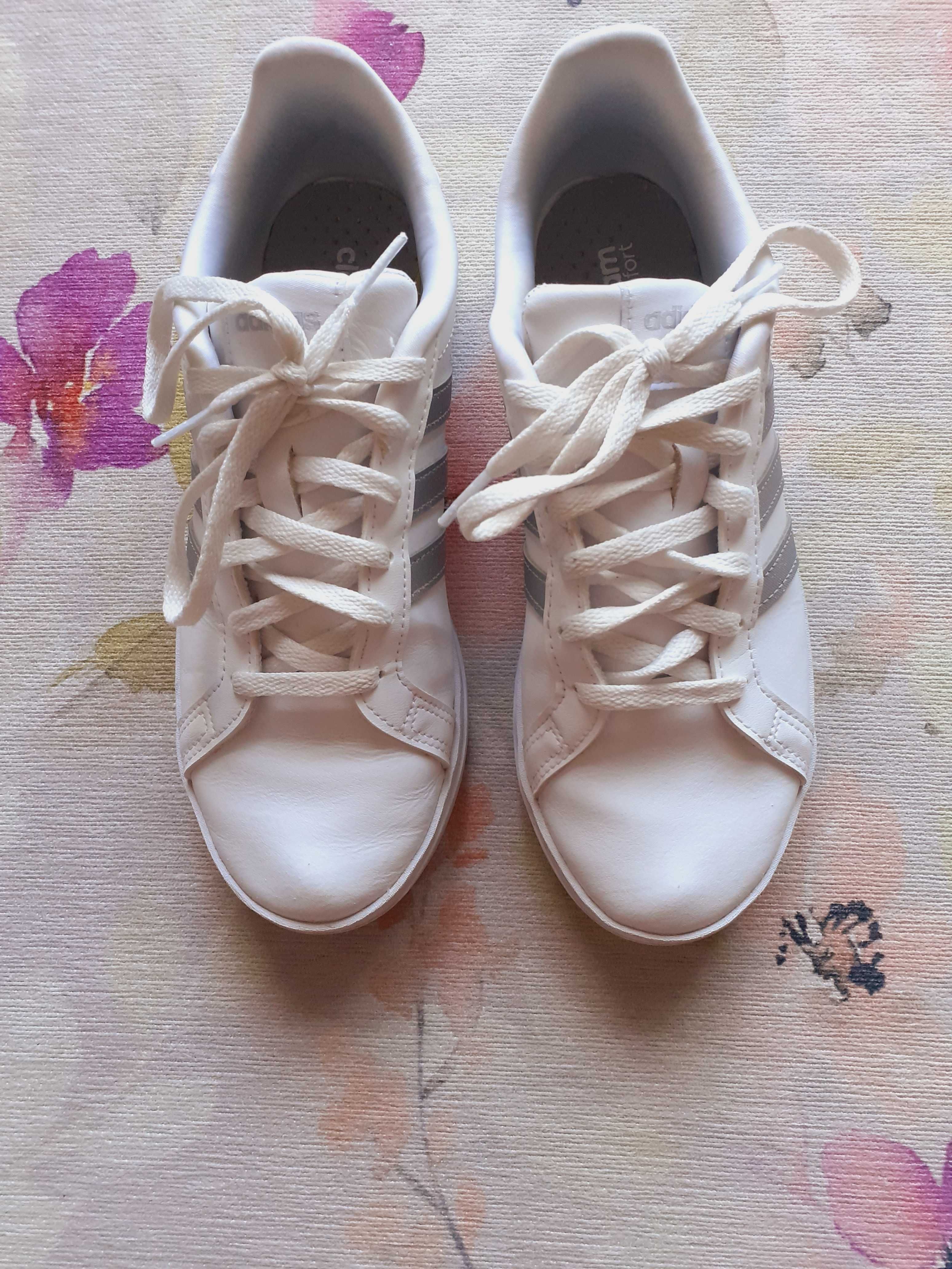 Ténis brancos Adidas