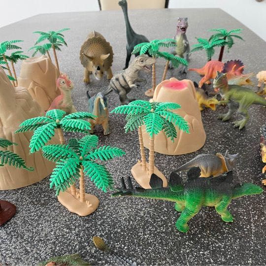 Dinossauros figuras com volcanos