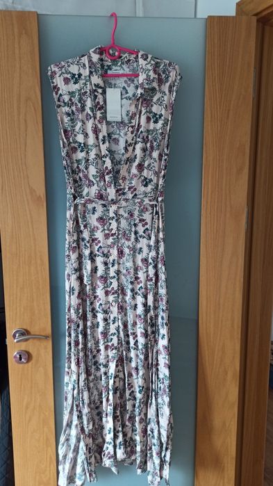 Nowa długa sukienka w kwiaty Reserved