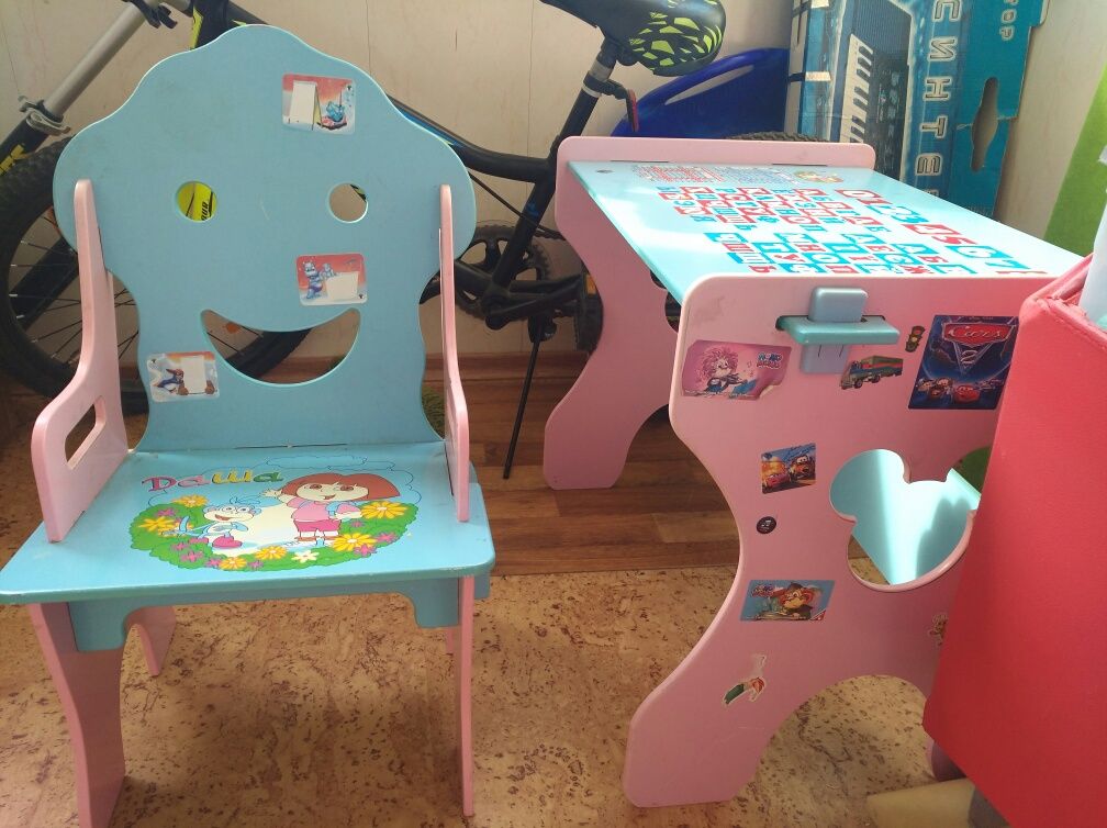 Детский стул и столик парта.