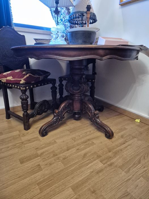 Mesa redonda antiga em madeira maciça entalhada – estilo D. José / Rev