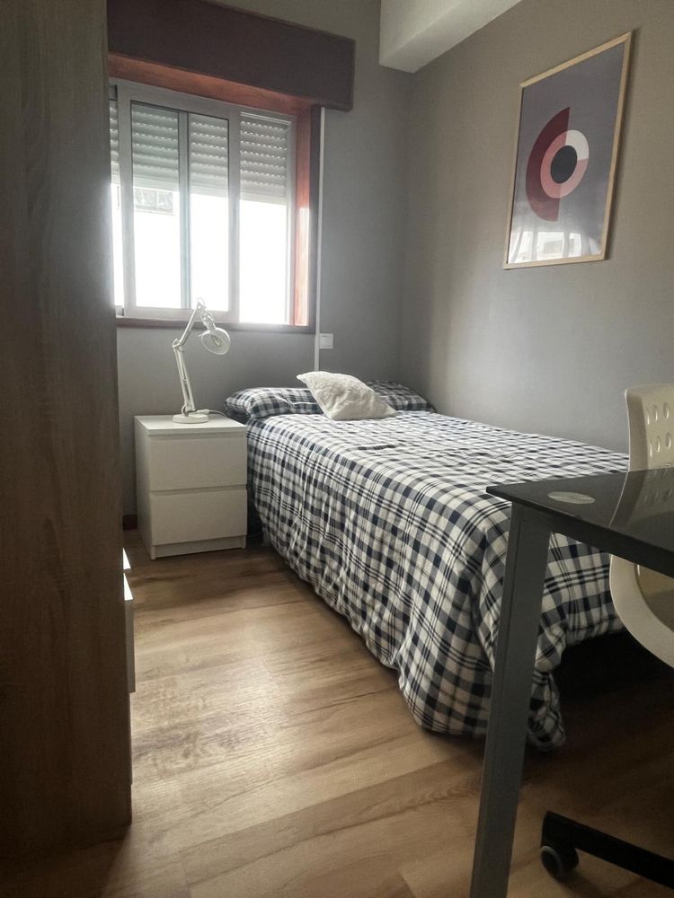 Alugo quarto  a Menina o Sra