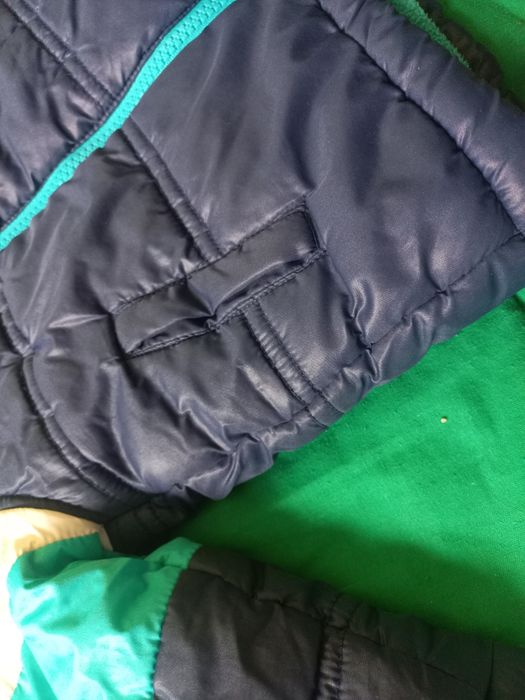 Zimowa pikowana kurtka z kapturem dla chłopca ocieplana polarem 68 74