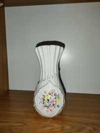 Biały wazon w kwiaty