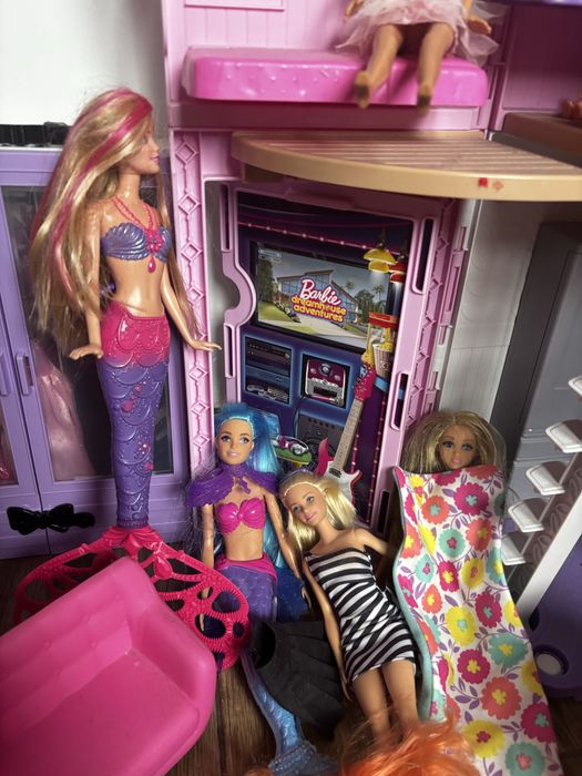 Zestaw barbie karetka + domek + szafa + lalki i ubranka