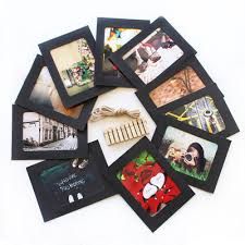 Molduras em cartao preto para fotos com cordel e molas