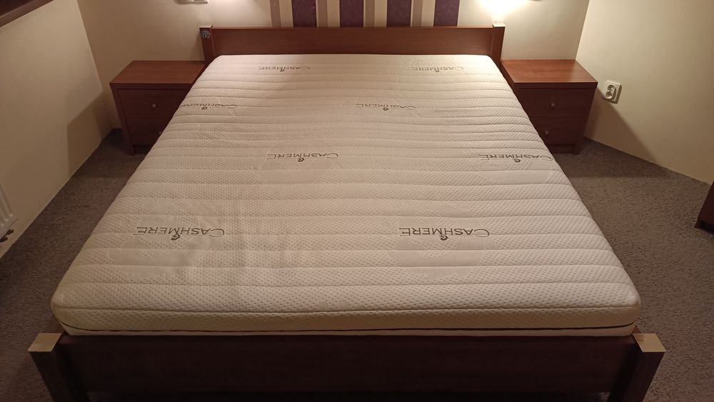 Łóżko 160x200 z materacem i stolikami