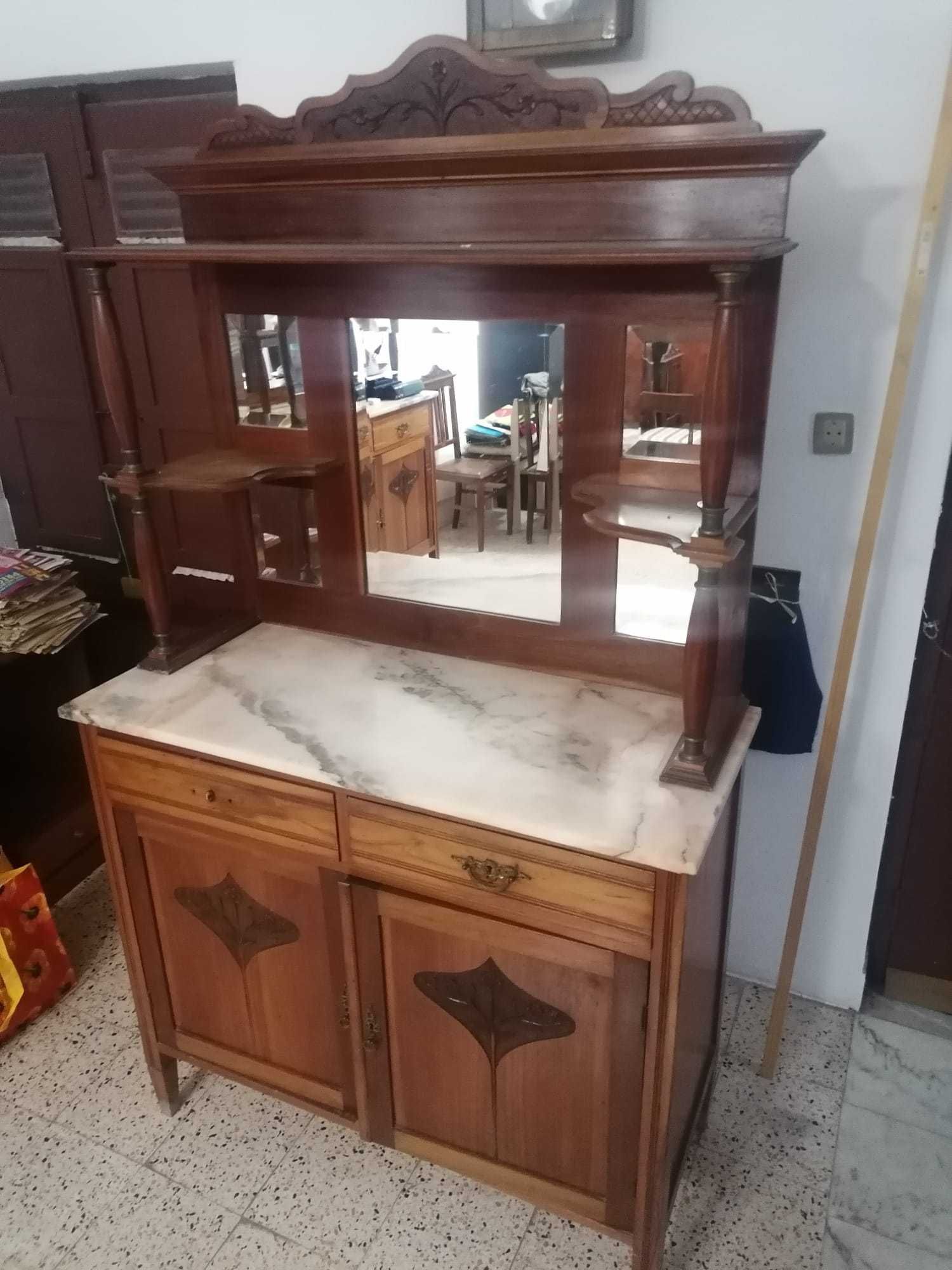 Móvel cristaleira antigo