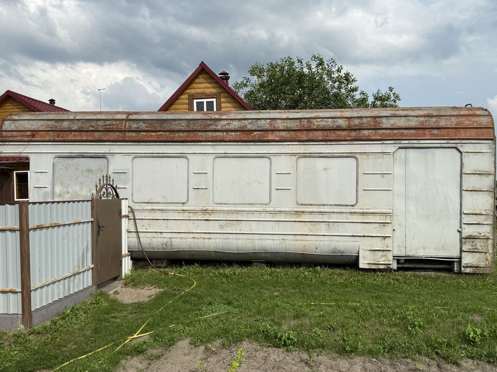 Гараж із залізничного вагону.