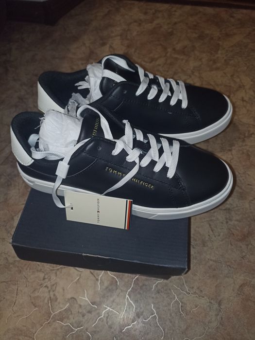 Продам кроссовки Tommy Hilfiger