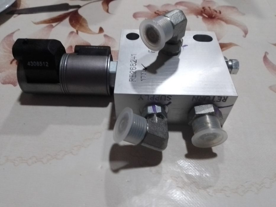 Клапан гідравлічний варіатора трактора, JD8430/8530 (RE268241) (John D