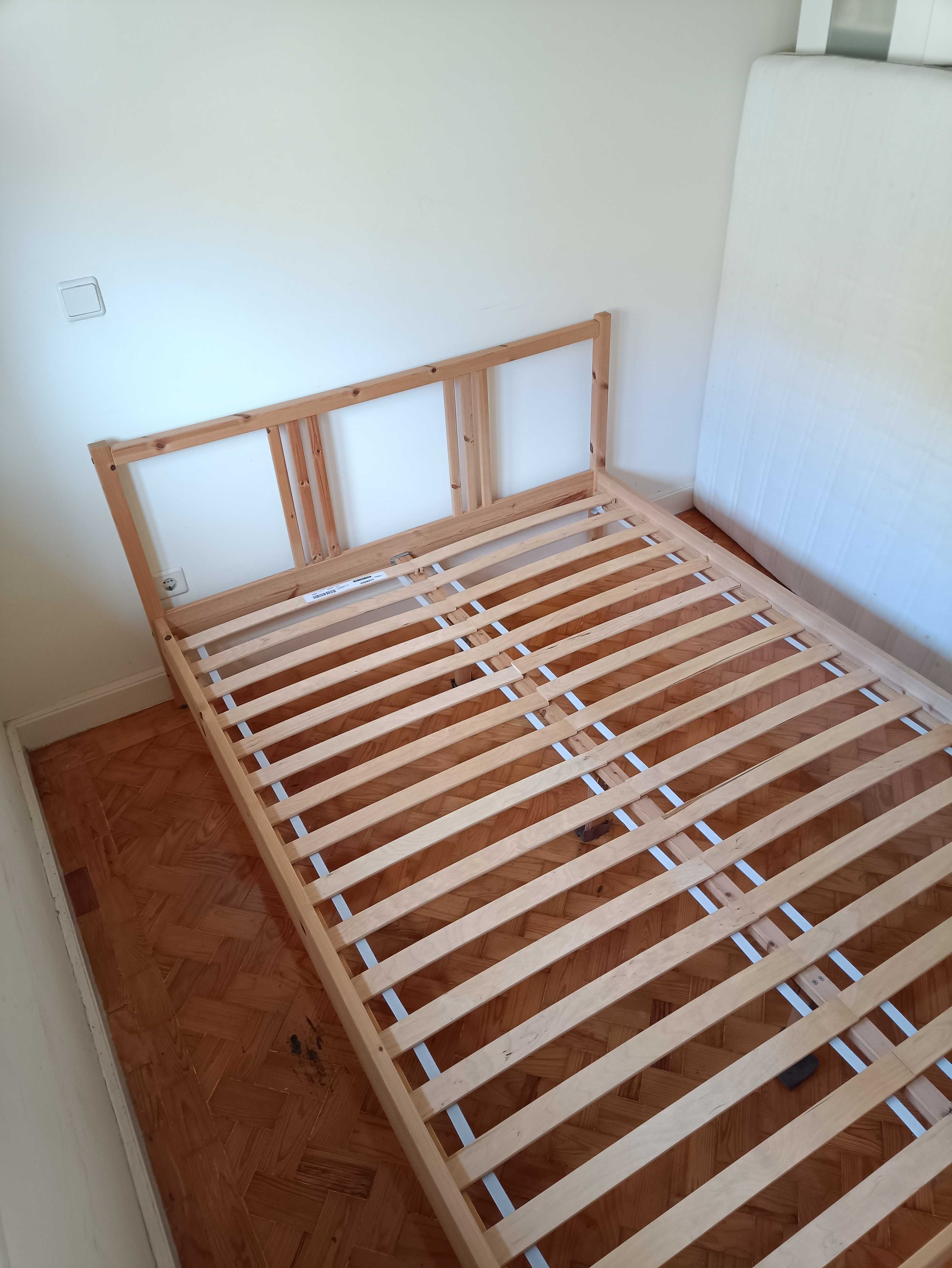 Cama em Pinho do IKEA em bom estado