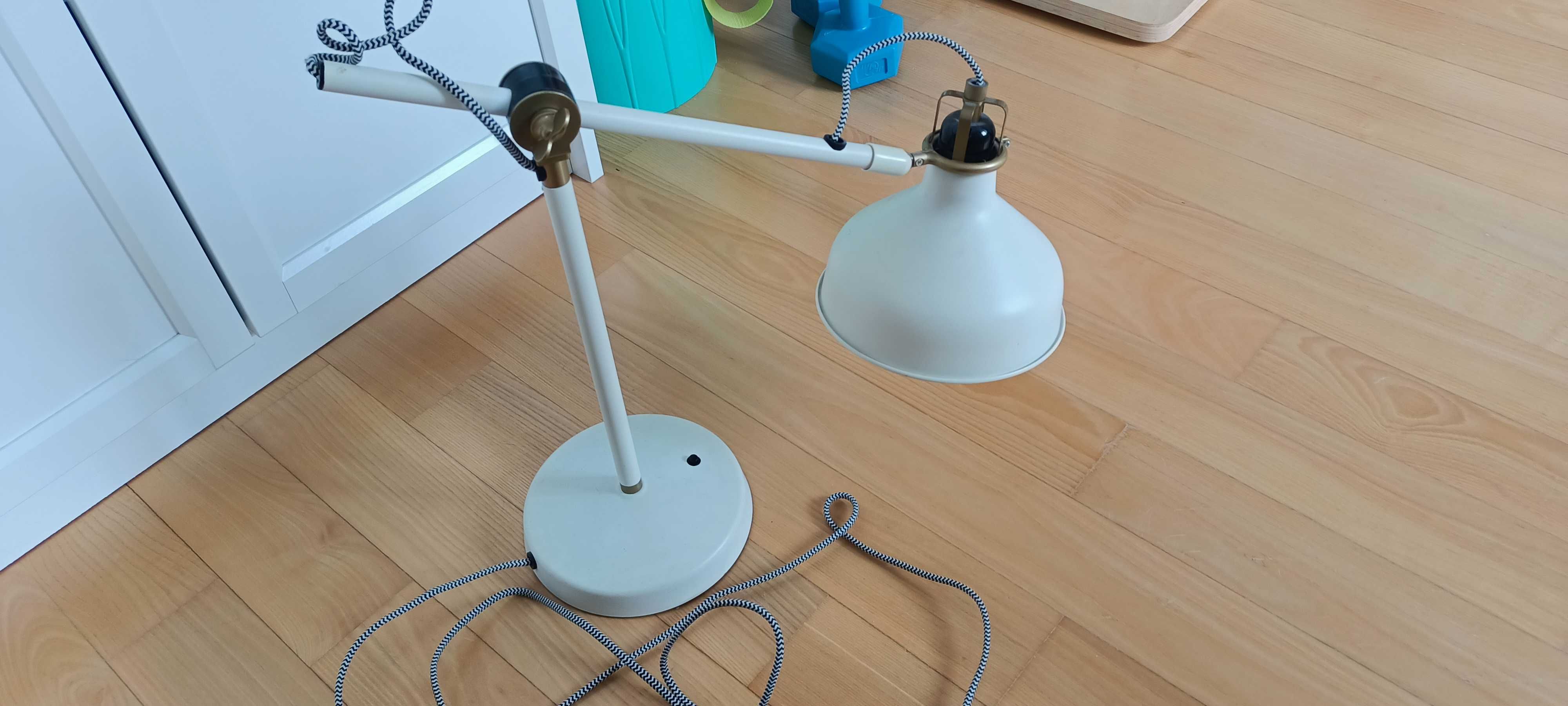 Lampka IKEA biała elegancka metalowa na biurko dla dziecka do biura