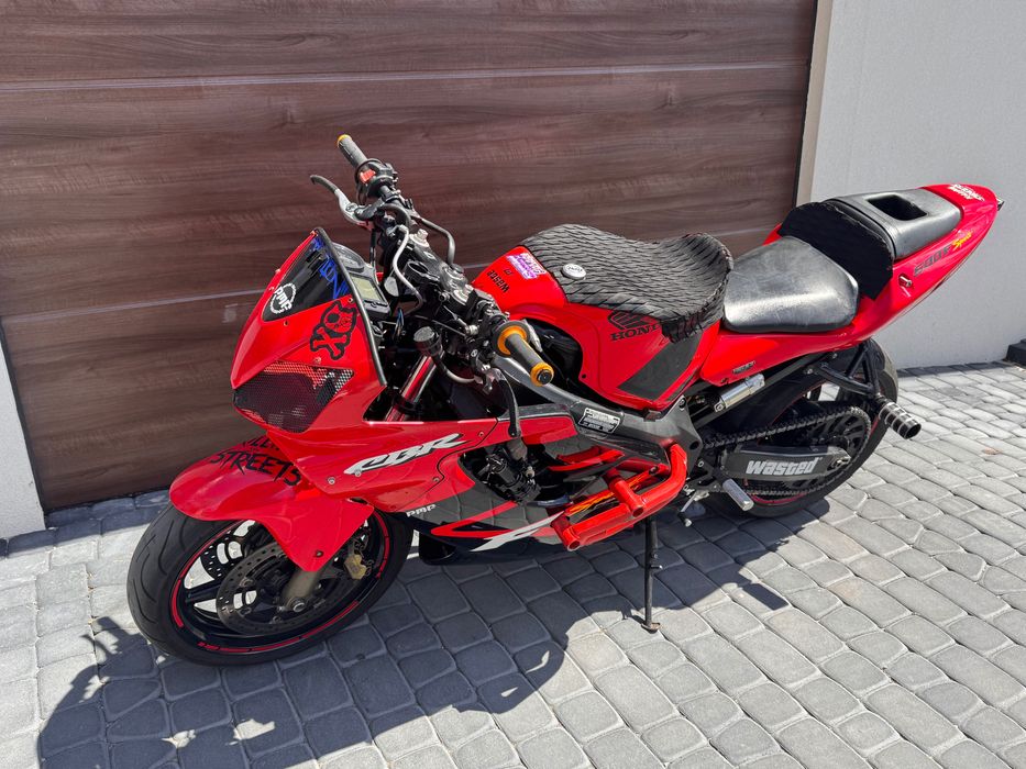 Honda CBR 600 F4i stunt