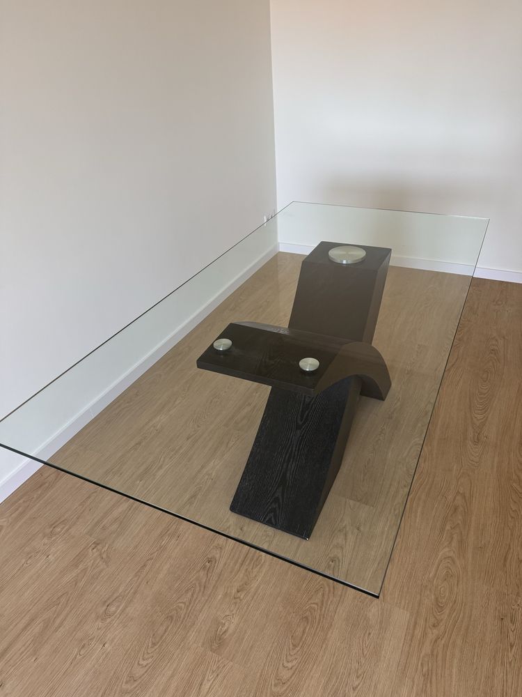 Mesa de vidro de sala com base preta