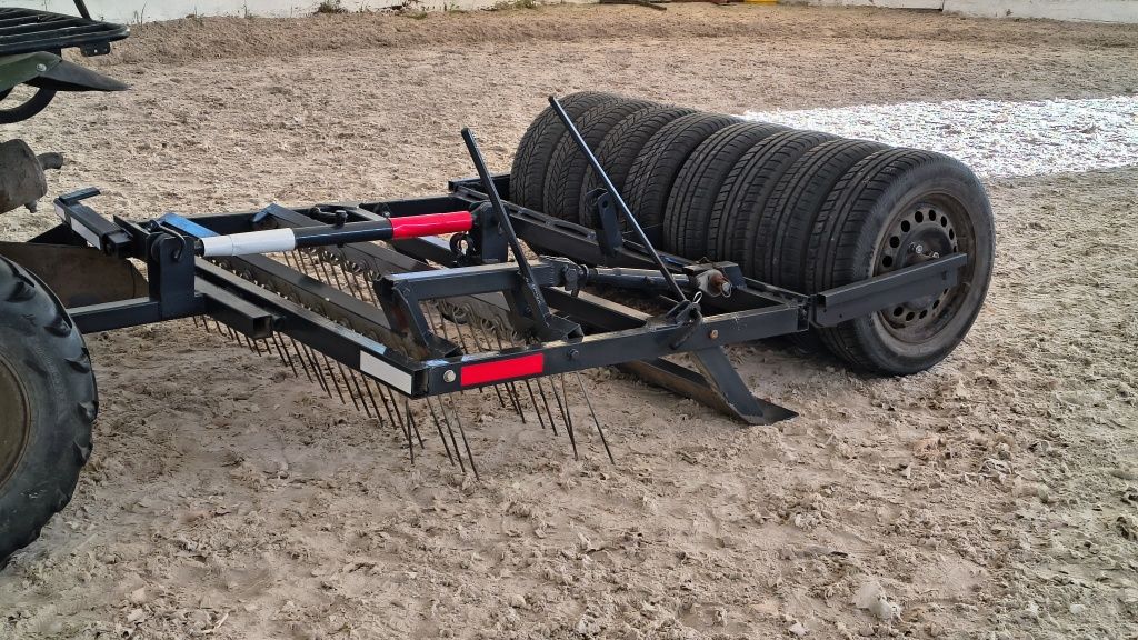 Równiarka do podłoży jeździeckich wraz z quadem Kawasaki KVF 360.