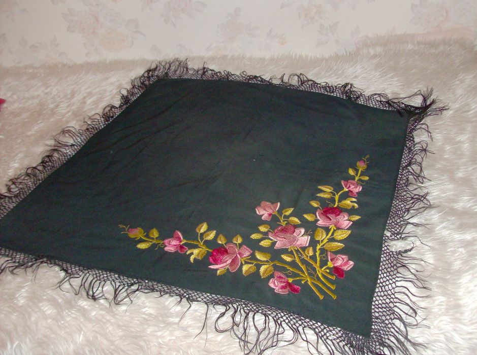 Piękna starodawna chusta z haftem kwiatowym - ok. 80 lat !!