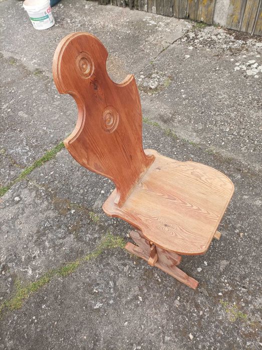 Sprzedam stare krzesło w stylu góralskim.