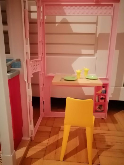 Dwupoziomowy domek dla lalek Barbie