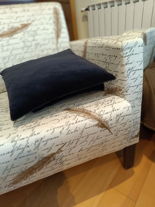 Cadeirões bege e preto