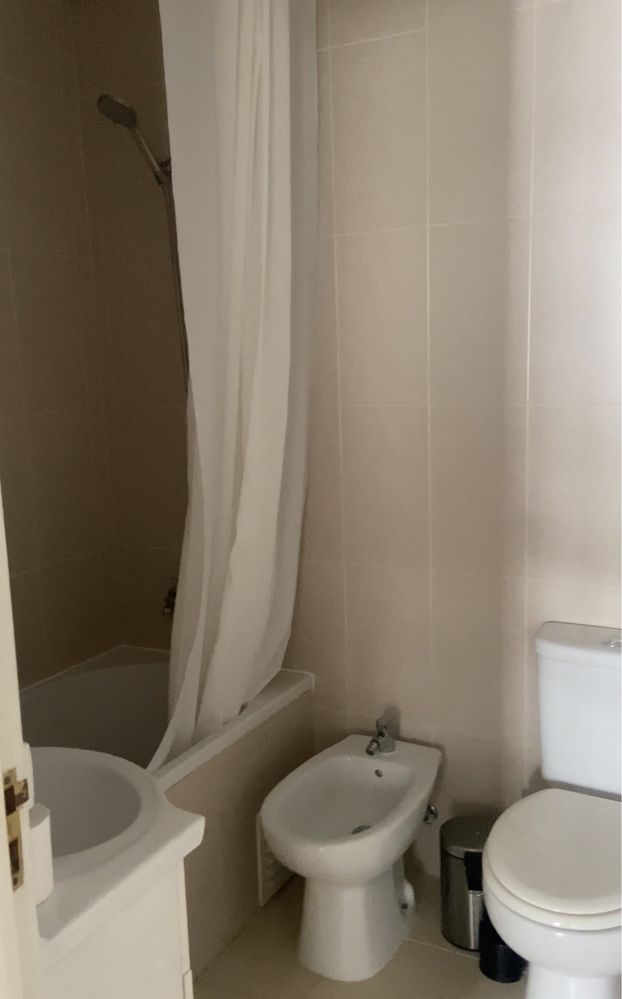 Quarto em T2 perto da cidade universitária