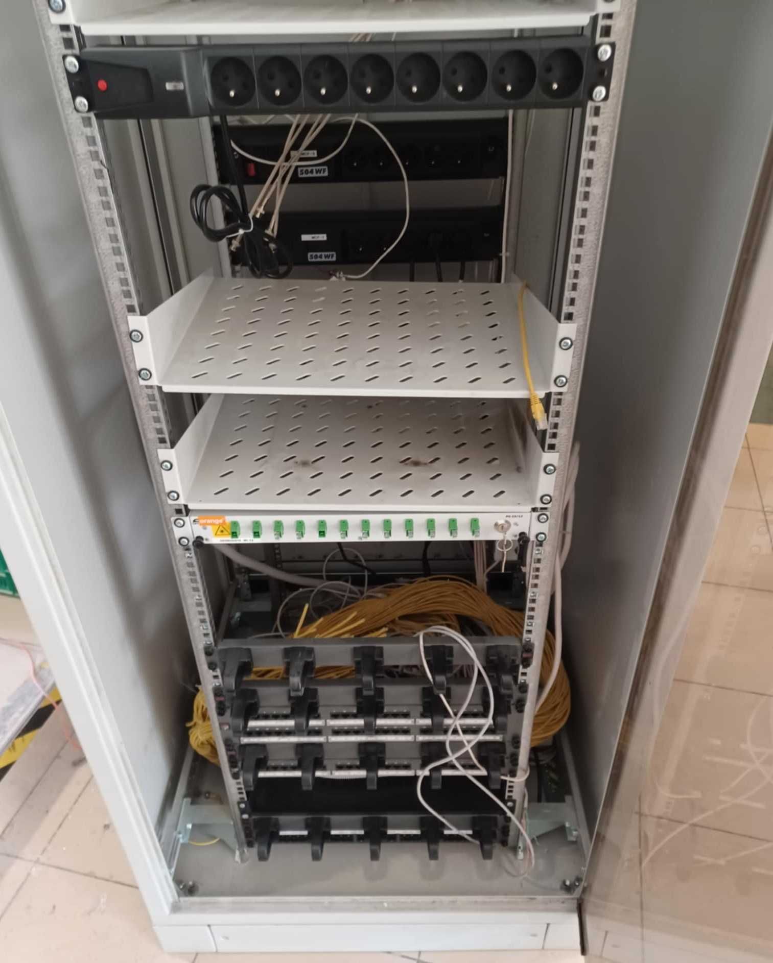 Szafa rack 19" 42U 800x800x2100 stojąca z szybą, używana