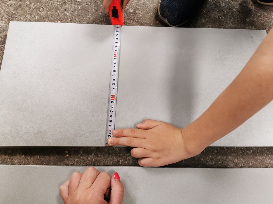Płytki ceramiczne podocinane szare i białe różne Paradyż
