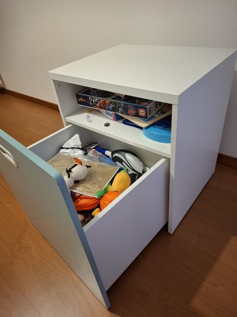 Baú ikea azul e branco