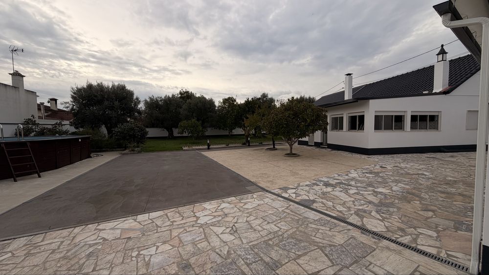 Moradia isolada com piscina terreno 2000m2