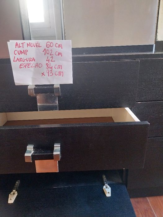 Pequeno móvel com espelho e gavetas