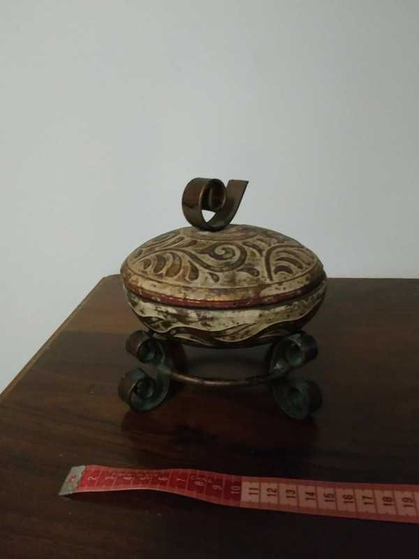 Caixa decorativa em ferro e cerâmica.