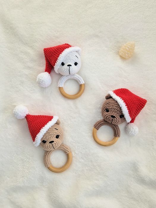 Świąteczna grzechotka. Grzechotka. Miś w czapce Mikołaja.