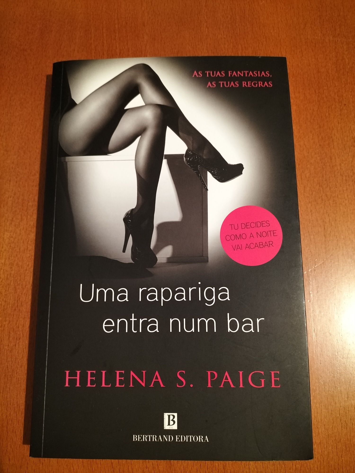 Livro "Uma rapariga entra num bar"