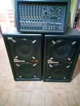 P. A. de 8 canais da MACKIE modelo 408 s, é stereo.