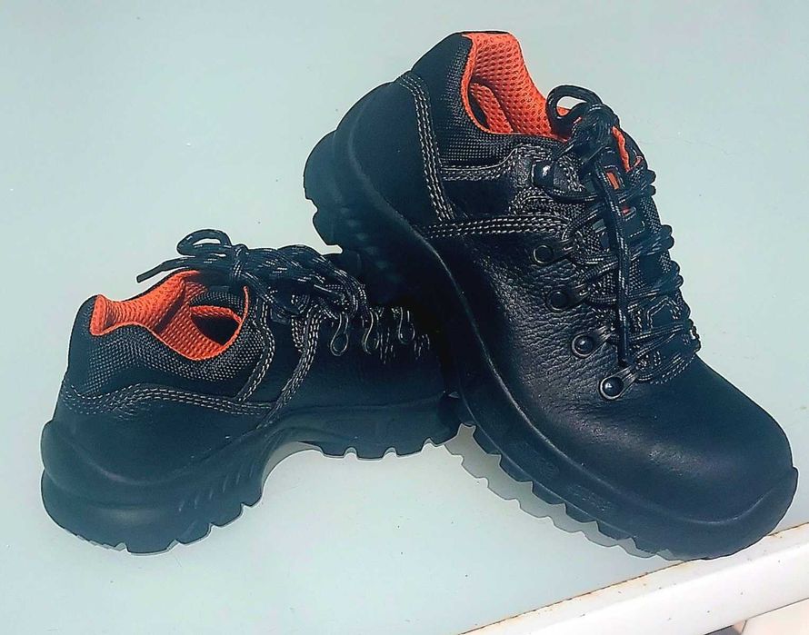 Sapatos de biqueira de aço como novos