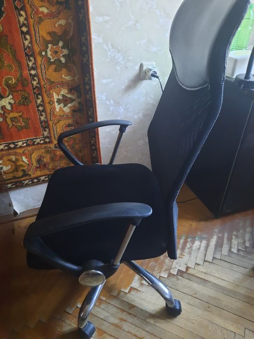 Продам крісло офісне чорне з JYSK