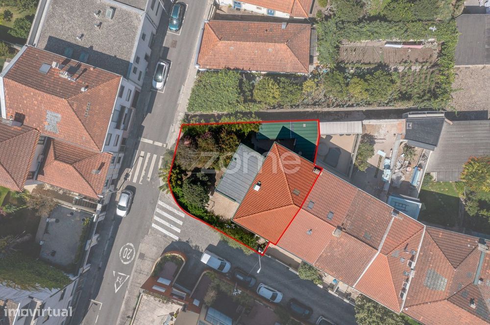 Moradia 3 frentes T4+1 na Rua de Tânger.