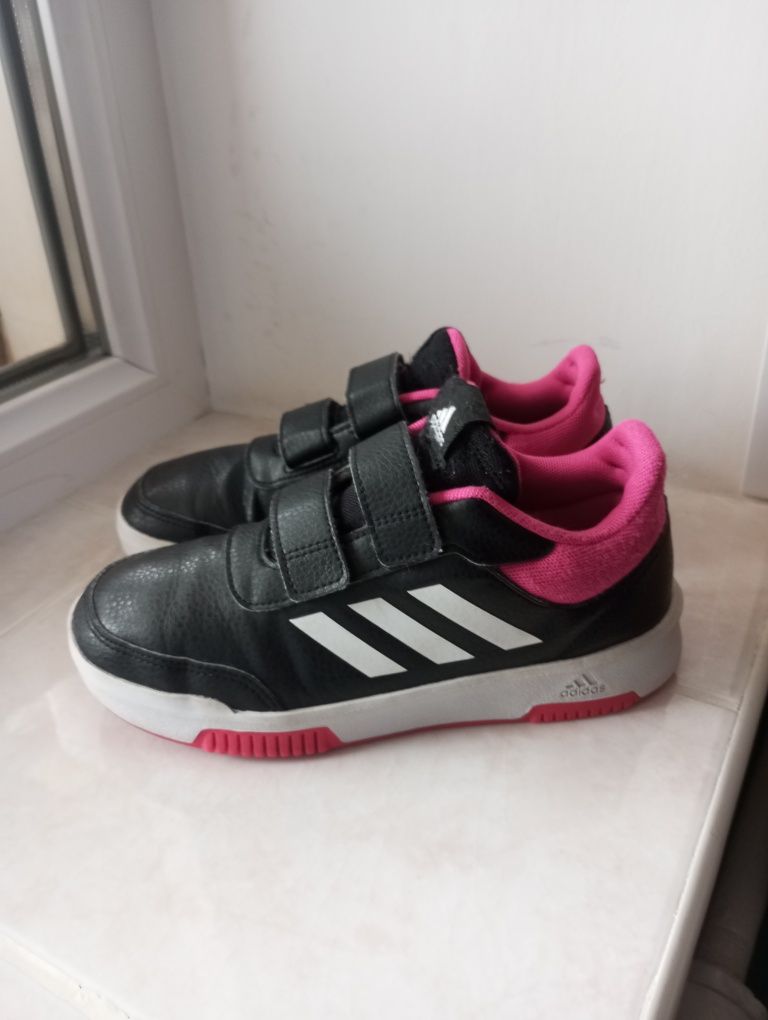 Стильні кросівки  снікерси бренду Adidas Tensaur UK 3 EUR 35,5