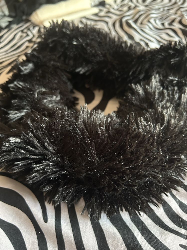 Gola com “pêlo” na cor preto