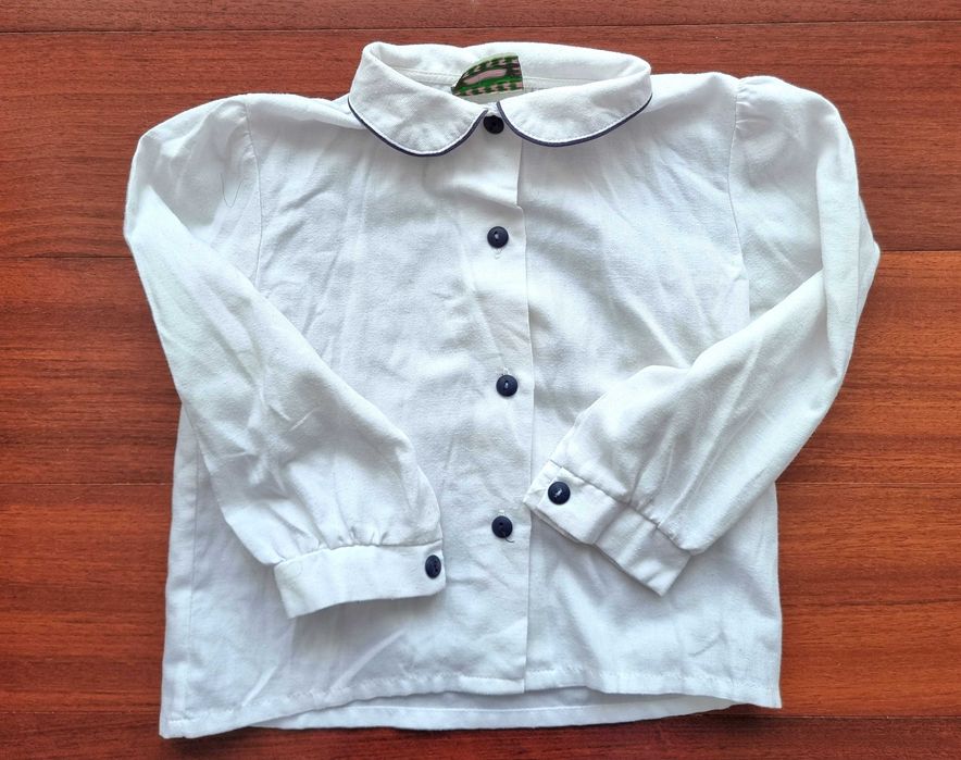 Camisa branca com botões e detalhes azuis escuros, 4 anos
