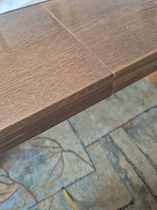 Stół w sam raz do salonu na święta.