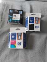 Zestaw trzech cartrigów  HP jeden czarny i dwa trójkolorowe.