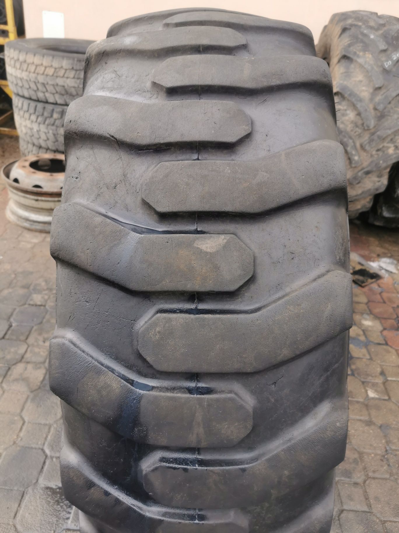 Opona 17.5-25 ( 17,5 R25 ) BKT Heavy Duty 16P.R L2/G2