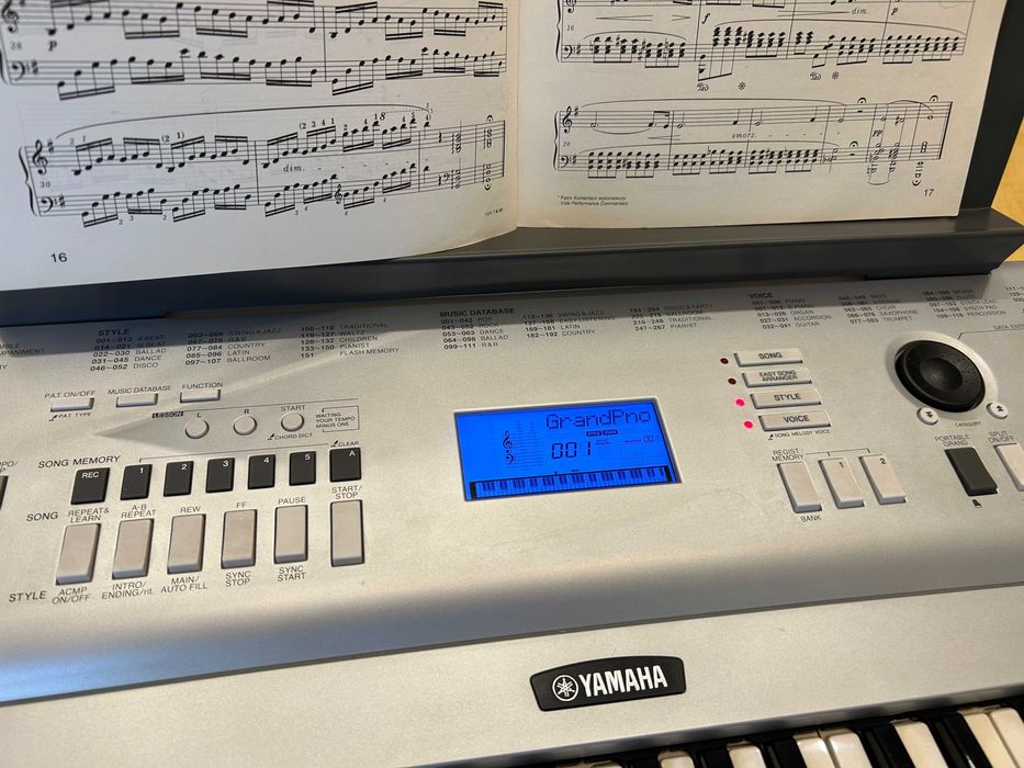 Yamaha DGX220 keyboard