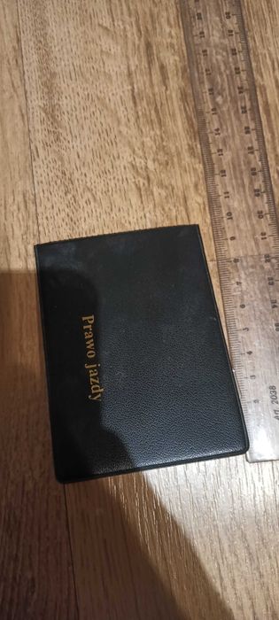 Czarne etui na dokumenty, dowód, prawo jazdy. Napis "prawo jazdy".