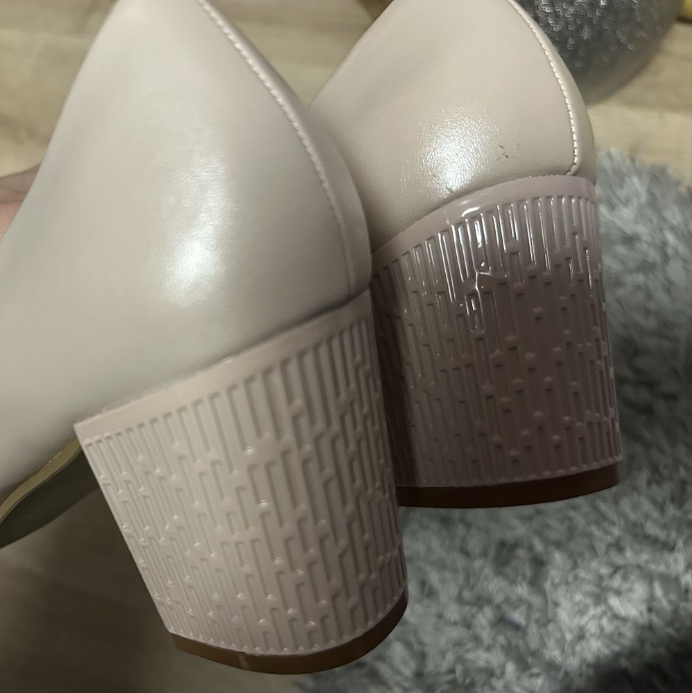 Czółenka, buty, pantofle beżowe rozm. 40- mniejsze