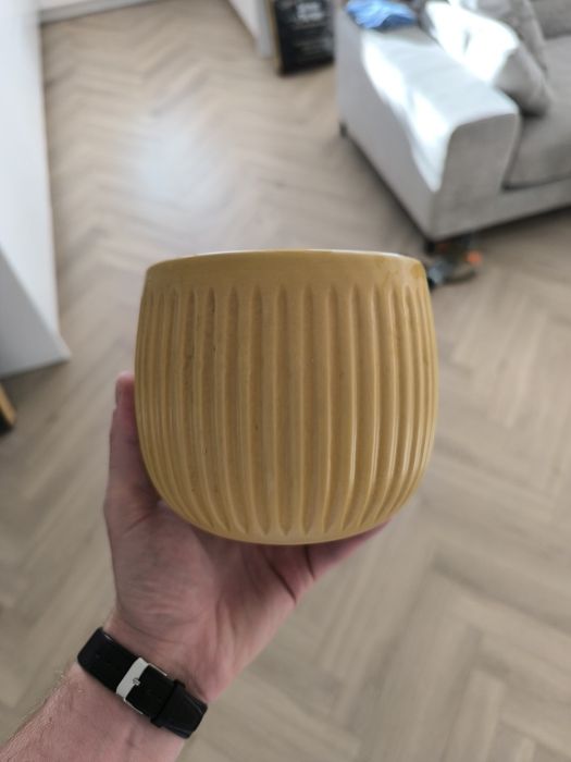 Doniczka używana, żółta. Stan dobry. 12,5 cm