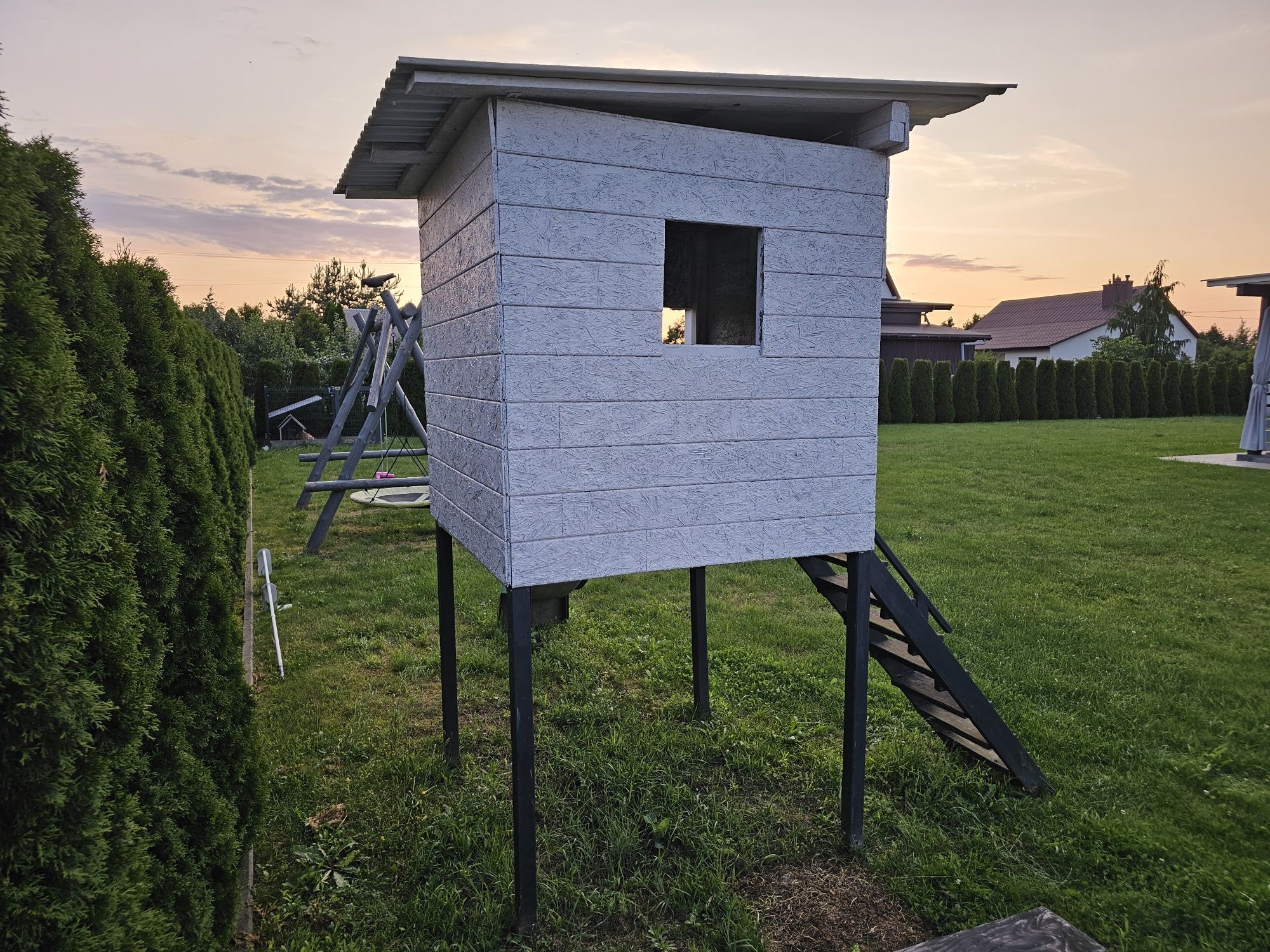 Domek dla dzieci ze zjeżdżalnią - plac zabaw zjeżdżalnia