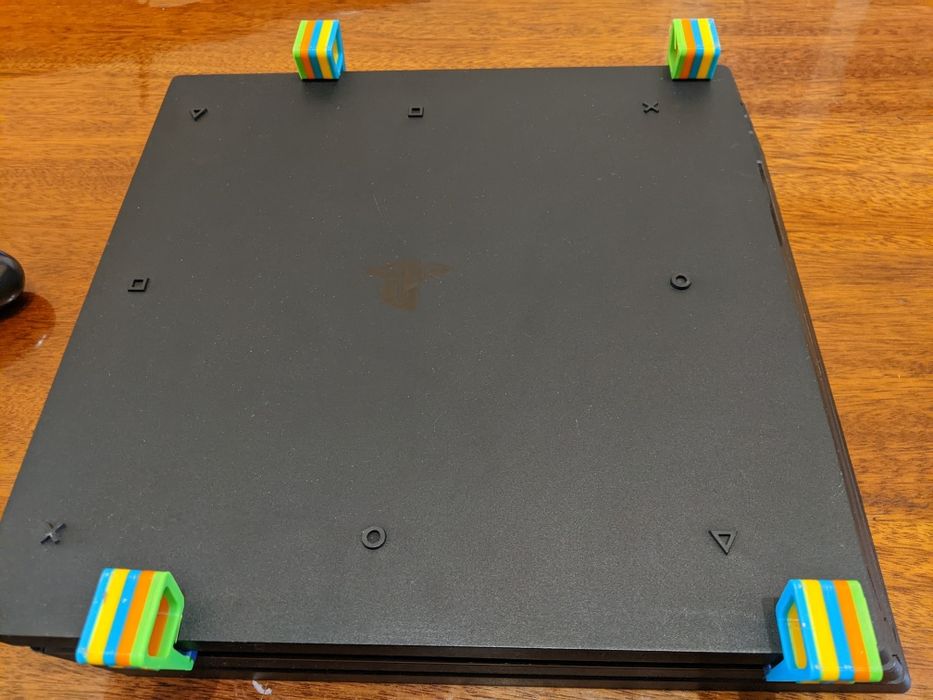 Ps-4 pro 1tb +2 геймпади +3 гри